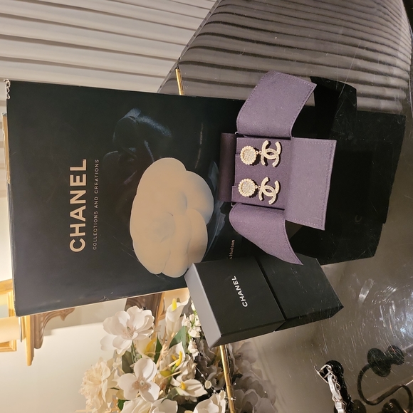 SOLD - NEW Chanel Drop Gold Crystal Pearl Large CC Drop Earrings (B22V) - Picture 2 of 13